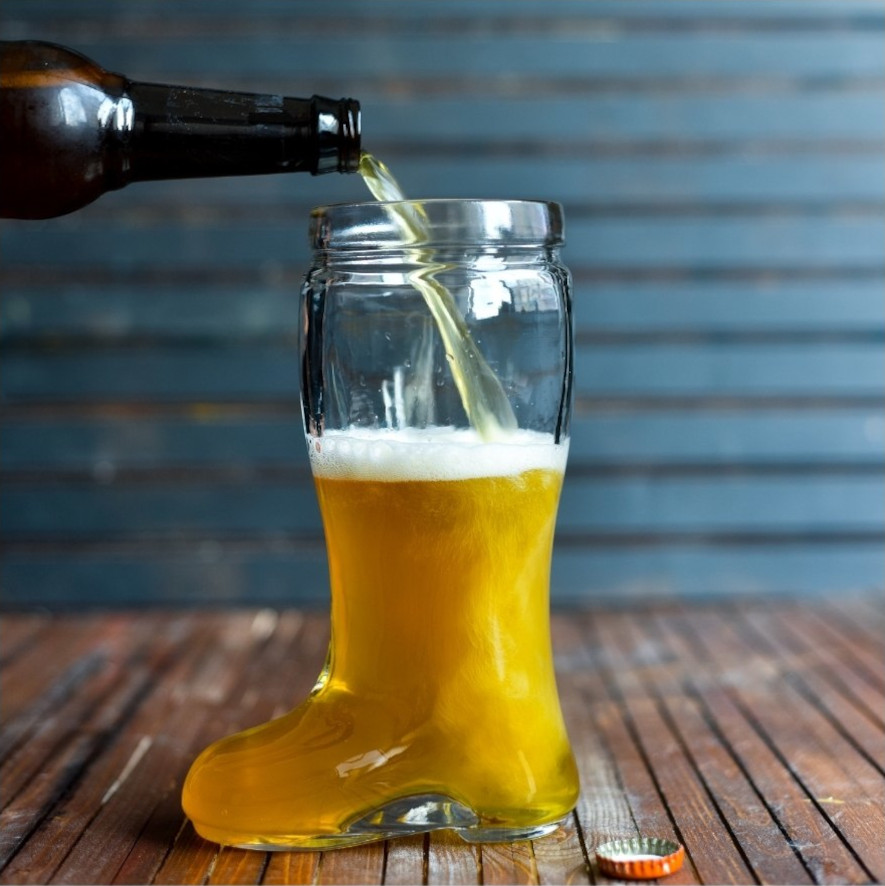 Häller upp en öl i en ölstövel