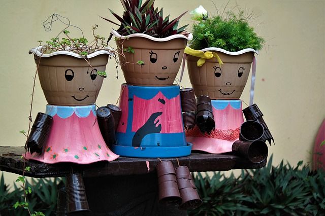 Ansikten målade på blomkrukor